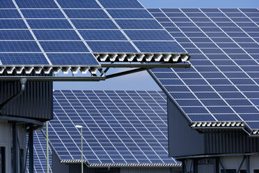 Deutschland, Bayern, Solarmodul im Photovoltaik-Park - TCF003396