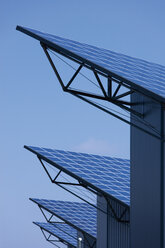 Deutschland, Bayern, Solarmodul im Photovoltaik-Park - TC003395