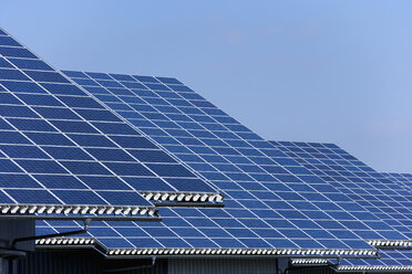 Deutschland, Bayern, Solarmodul im Photovoltaik-Park - TCF003394