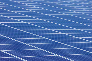 Deutschland, Bayern, Solarmodul im Photovoltaik-Park - TCF003389