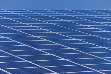 Deutschland, Bayern, Solarmodul im Photovoltaik-Park - TCF003383