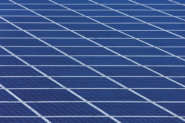 Deutschland, Bayern, Solarmodul im Photovoltaik-Park - TCF003382