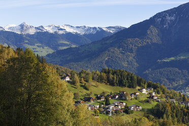 Österreich, Vorarlberg, Blick auf das Dorf Burserberg im Brandnertal - SIEF003610