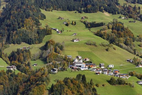 Österreich, Vorarlberg, Blick auf das Dorf Blons im Großen Walsertal - SIE003617