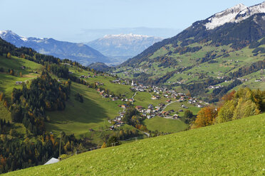 Österreich, Vorarlberg, Blick auf das Dorf Raggal von Marul im Großen Walsertal - SIEF003619