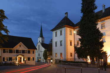 Österreich, Vorarlberg, Blick auf Schloss Hohenems in der Abenddämmerung - SIE003631