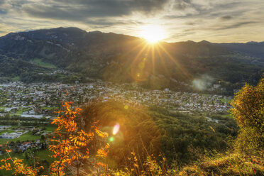 Österreich, Vorarlberg, Sonnenaufgang in Gotzis und Kummenberg - SIE003634