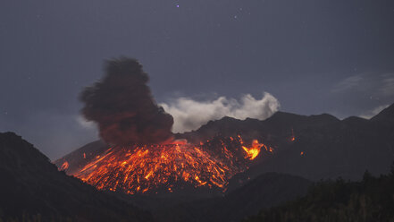 Japan, Blick auf den Lavaausbruch von Sakurajima - MR001296