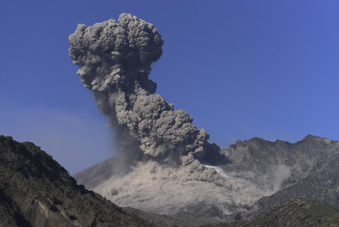 Japan, Blick auf den Vulkanausbruch von Sakurajima - MR001295