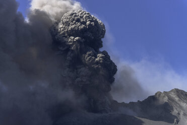 Japan, Blick auf den Vulkanausbruch von Sakurajima - MR001294
