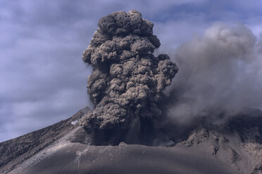Japan, Blick auf den Vulkanausbruch von Sakurajima - MR001291