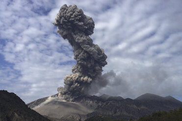 Japan, Blick auf den Vulkanausbruch von Sakurajima - MR001290