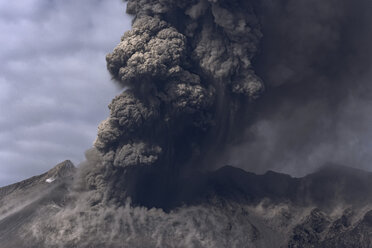 Japan, Blick auf den Vulkanausbruch von Sakurajima - MR001289