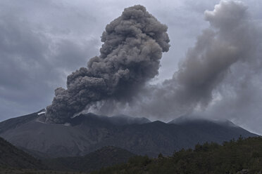 Japan, Blick auf den Vulkanausbruch von Sakurajima - MR001288