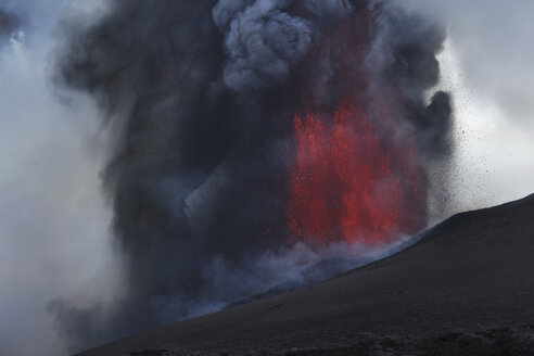 Italy, Sicily, View of lava erupting from Mount Etna - MR001307