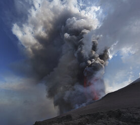 Italien, Sizilien, Blick auf den Lavaausbruch des Ätna - MR001309
