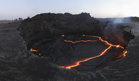 Äthiopien, Blick auf die Lava am Erta Ale, Menschen im Hintergrund, lizenzfreies Stockfoto