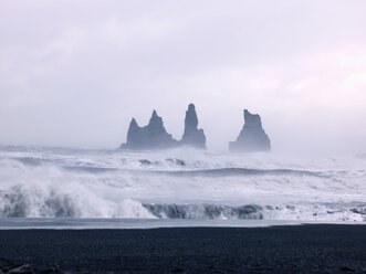 Island, Blick auf die Wellen des Atlantiks am Black Lava Beach - BSCF000248