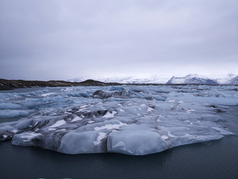 Island, Blick auf den Gletschersee Jokulsarlon in der Nähe des Vatnajokull-Nationalparks im Südosten Islands, lizenzfreies Stockfoto