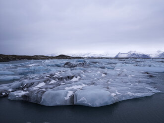 Island, Blick auf den Gletschersee Jokulsarlon in der Nähe des Vatnajokull-Nationalparks im Südosten Islands - BSCF000250