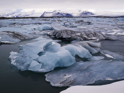 Island, Blick auf den Gletschersee Jokulsarlon in der Nähe des Vatnajokull-Nationalparks, lizenzfreies Stockfoto