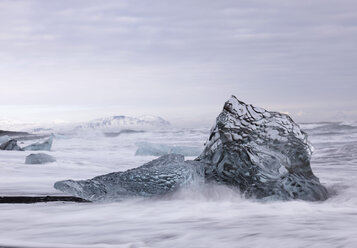 Island, Blick auf einzelne Eisberge am schwarzen Lavastrand - BSCF000253