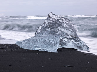 Island, Blick auf einzelne Eisberge am schwarzen Lavastrand - BSCF000254