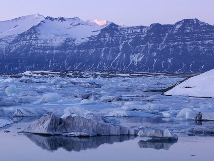 Island, Blick auf den Gletschersee Jokulsarlon in der Nähe des Vatnajokull-Nationalparks - BSCF000258