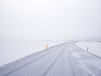 Island, Blick auf Schneeverwehungen auf der Route 1 - BSCF000261