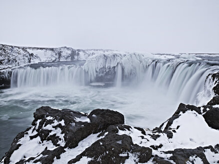 Island, Blick auf den Godafoss-Wasserfall in winterlicher Landschaft - BSCF000264