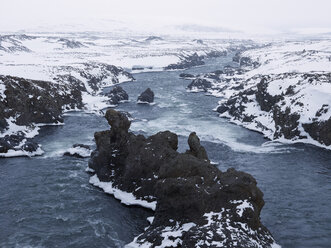 Island, Blick auf Bergfluss in winterlicher Landschaft - BSCF000265