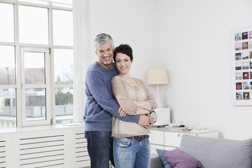 Germany, Bavaria, Munich, Portrait of couple embracing each other, smiling - RBF001293