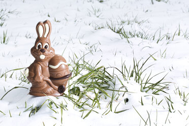 Deutschland, Bayern, Schokoladen-Osterhase im Schnee - MAEF006326