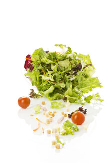 Gemischter Salat mit Käse und Schinken auf weißem Hintergrund - MAEF006321