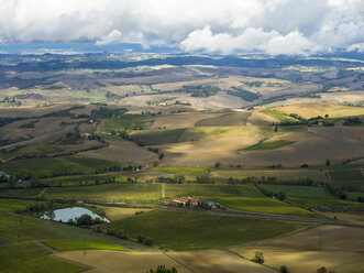 Italien, Blick auf die Toskana von Montalcino aus - LF000528