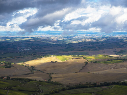 Italien, Blick auf die Toskana von Montalcino aus - LF000532