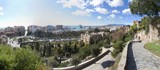 Spanien, Malaga, Blick auf die Burg Alcazaba am Hafen - WW002777