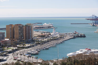 Spanien, Malaga, Blick auf ein Kreuzfahrtschiff im Hafen - WW002788