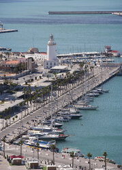 Spanien, Malaga, Blick auf Leuchtturm am Hafen - WW002779