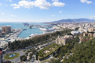 Spanien, Malaga, Blick auf Ayuntamiento und Kreuzfahrtschiff im Hafen - WW002789
