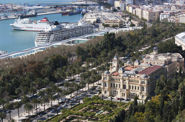 Spanien, Malaga, Blick auf Ayuntamiento und Kreuzfahrtschiff im Hafen - WW002845