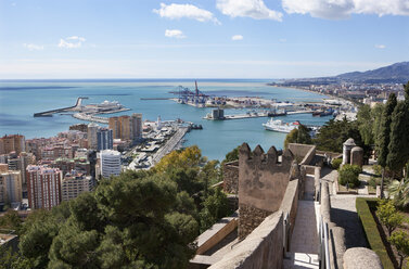 Spanien, Malaga, Blick von der Burg Alcazaba am Hafen - WW002844