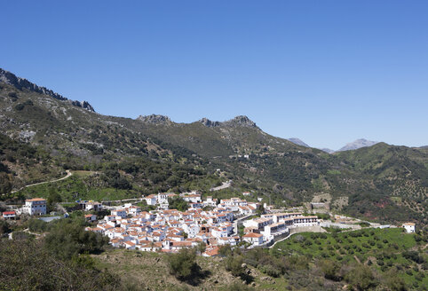 Spanien, Blick auf Benadalid und die Berge der Sierra Bermeja im Hintergrund - WW002804
