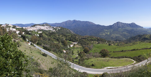 Spanien, Blick auf Jimena de la Frontera und den Naturpark Los Alcornocales - WW002802