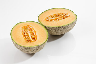 Cantaloupe-Melonen auf weißem Hintergrund, Nahaufnahme - CSF018534