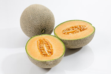 Cantaloupe-Melonen auf weißem Hintergrund, Nahaufnahme - CSF018535