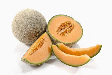 Cantaloupe-Melonen auf weißem Hintergrund, Nahaufnahme - CSF018539