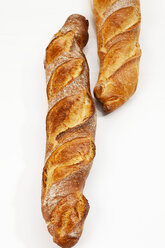 Baguette-Brote auf weißem Hintergrund, Nahaufnahme - CSF018566