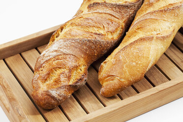 Baguette-Brote auf Holztablett, Nahaufnahme - CSF018692