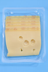 Emmentaler Käsescheiben in Plastikbox, Nahaufnahme - CSF018618